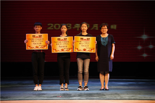 3.12党委副书记毕兆炜与荣获“优秀团支部”的团支书合影