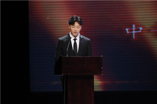 4.1学生主持人国标2014班雷治文宣读各类比赛获奖名单