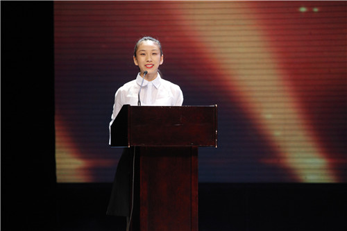 4.2学生主持人音乐2014班郑祚宣读各类比赛获奖名单