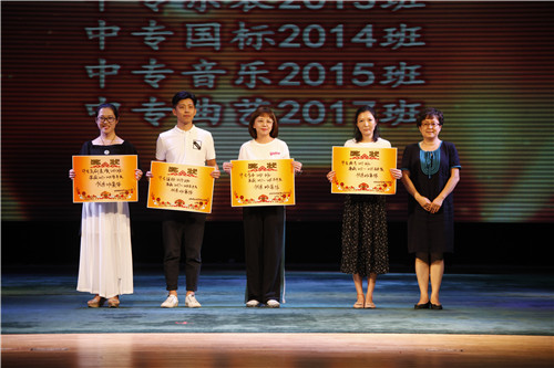 3.13党委副书记毕兆炜与荣获“优秀班集体”的班主任合影