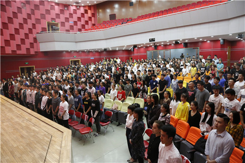 3.全体师生奏唱国歌