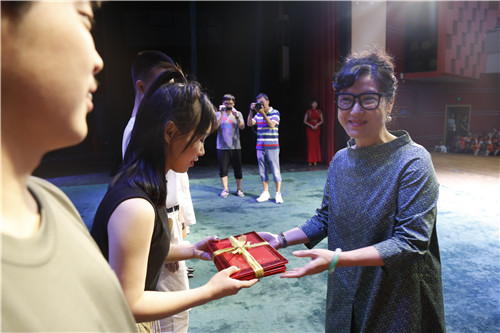 5副院长许翠为进步奖学生代表颁奖