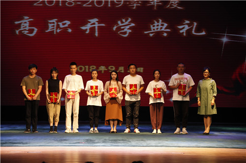 6.副院长许翠与进步奖学生代表合影