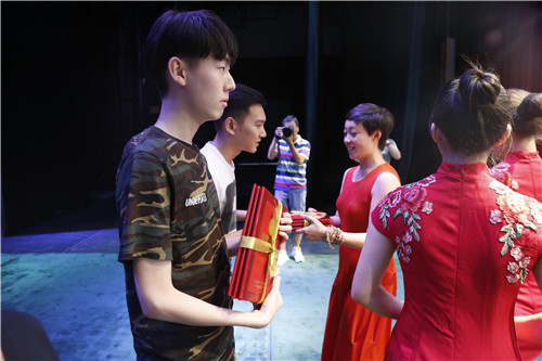 7.副院长吴蕾为文化学习优胜奖学生代表颁奖