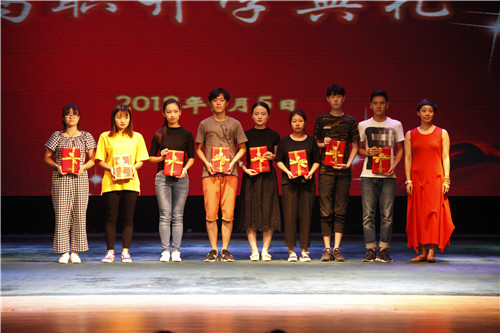 8.副院长吴蕾为文化学习优胜奖学生代表颁奖