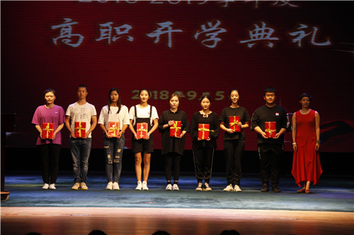 10.副院长吴蕾为专业学习优胜奖学生代表颁奖