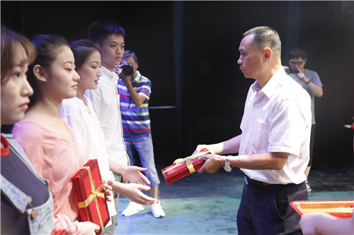 11.副院长黄平为优秀团干部获奖学生代表颁奖