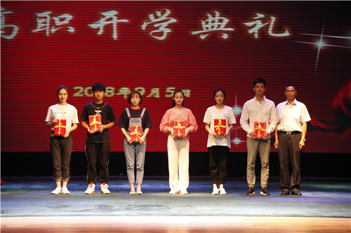 12.副院长黄平与优秀团干部获奖学生代表合影