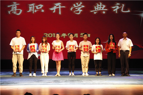 14.副院长黄平与优秀团员获奖学生代表合影