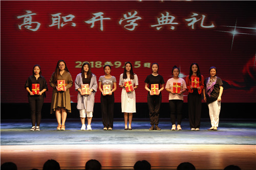 16.副院长黄珊珊与优秀学生干部获奖代表合影