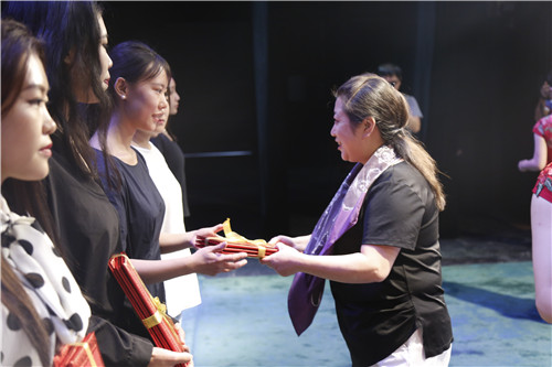 17.副院长黄珊珊为优秀学生获奖代表颁奖