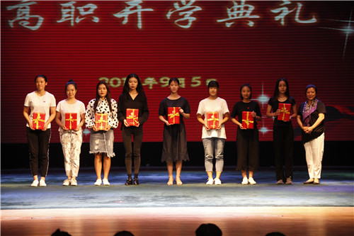 18.副院长黄珊珊副院长与优秀学生获奖代表合影