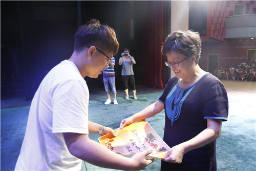 19.党委副书记毕兆炜为先进团支部颁奖