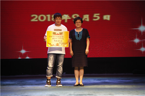 20.党委副书记毕兆炜为先进团支部代表合影