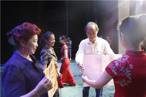 21.院长刘侗为优秀班集体颁奖