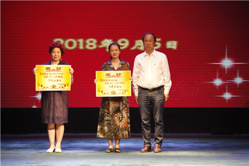 22.院长刘侗与优秀班集体代表合影