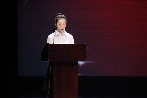 23.学生主持人任玉宣读各类比赛获奖名单