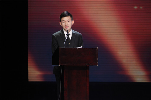 24.学生主持人赵建程宣读各类比赛获奖名单