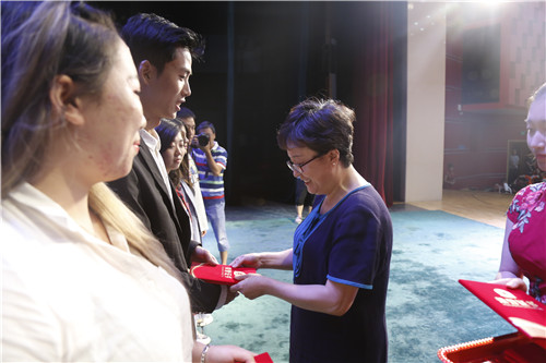 25.党委副书记毕兆炜为2018年度学院“优秀创业团队”颁奖