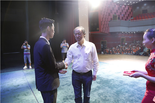 27.院长刘侗为2018年度北京高校大学生优秀创业团队获奖团队颁奖