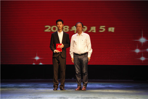 28.院长刘侗与2018年度北京高校大学生优秀创业团队获奖团队代表合影