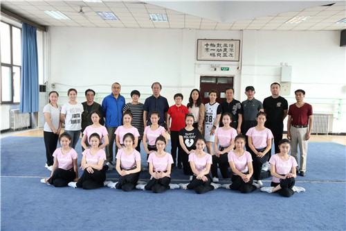 6领导与戏曲专业师生合影