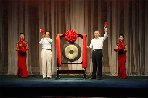 4北京市文化局副巡视员马文（右）和北京社会科学院满学研究所研究员阎崇年（左）为文化周鸣锣启动