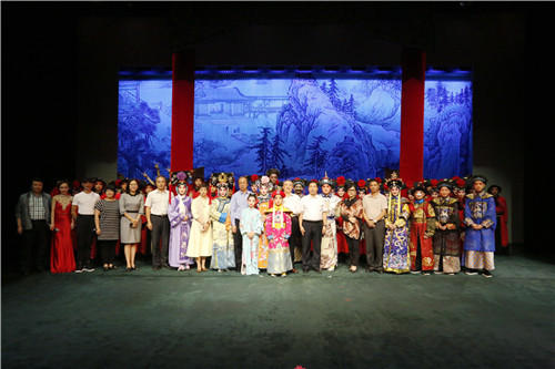 10演出结束后领导和演员合影