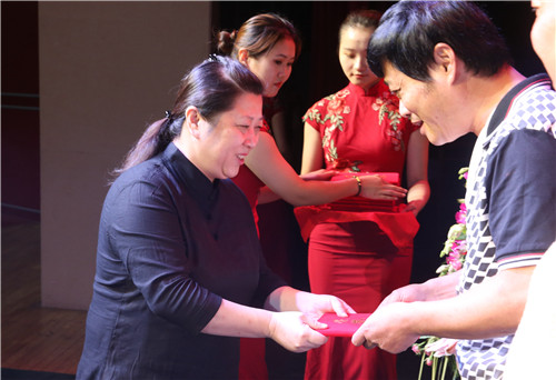 26副院长黄珊珊为获奖教师颁发证书