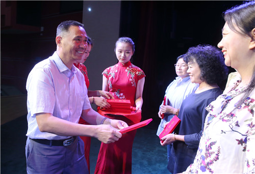 27副院长黄平为获奖教师颁发证书