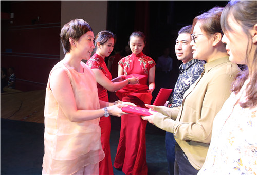 28副院长吴蕾为获奖教师颁发证书