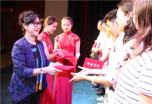 29副院长许翠为获奖教师颁发证书