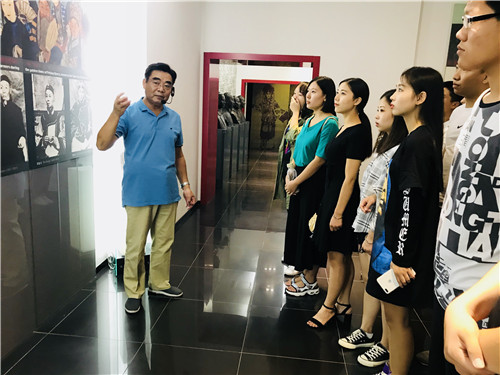 2.校史图片展讲解_副本