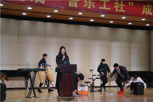 11学生处主任双百平任宣读“音乐工社”社长组当选名单