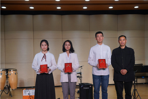 12副院长黄平为当选副社长颁发聘书