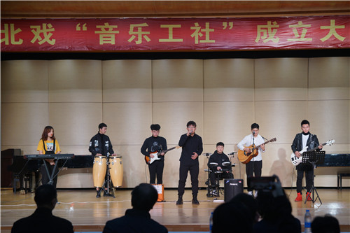 17现场乐队演唱《奔跑》