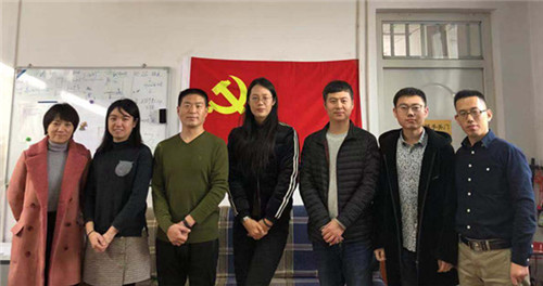 4.参加集体学习的党员合影_副本