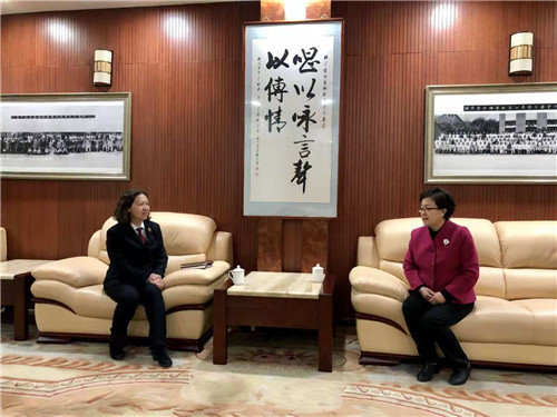 1、党委副书记毕兆炜与未检处处长高景惠介绍双方党组织进行宪法普法宣传的相关情况