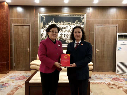 3、高景惠处长向学院赠送最新修订的《中华人民共和国宪法》