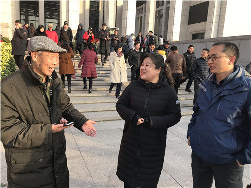 3退休干部王福来和工作人员交谈