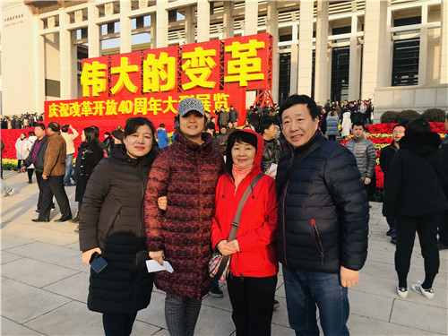 4退休干部万小丽和工作人员合影