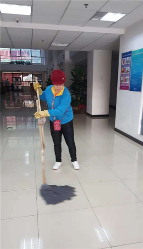 2保洁人员清洁消毒环境卫生