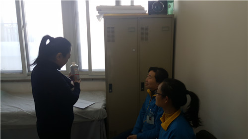 3医务室指导保洁人员学习卫生清洁消毒知识