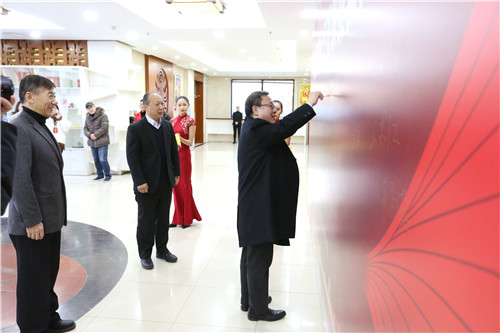 12嘉宾在签字墙上签字