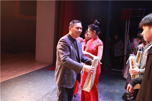 3-2黄平副院长为获奖同学颁奖