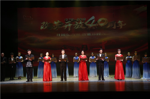 1学生工作管理队伍教师代表和院学生会同学朗诵《致敬改革路》