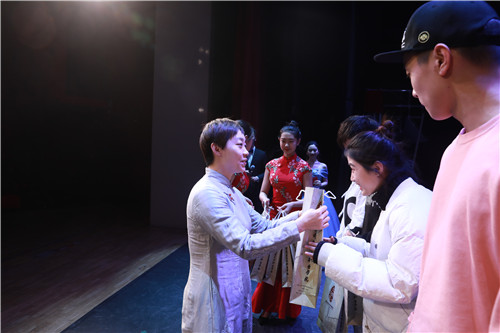 26吴蕾副院长为获幸运奖学生颁奖