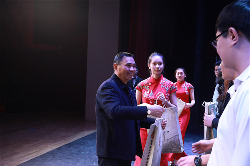 27黄平副院长为获幸运奖学生颁奖