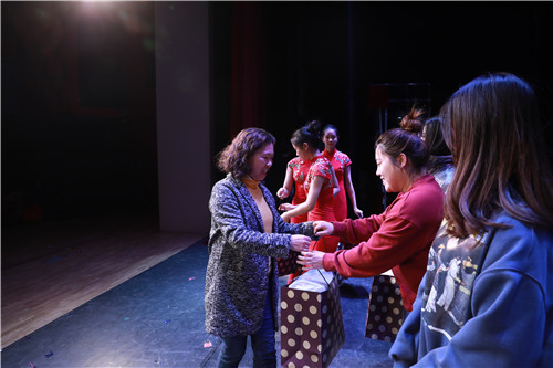 28高景惠副处长为获幸运奖学生颁奖