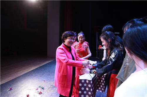 29毕兆炜副书记为获幸运奖学生颁奖